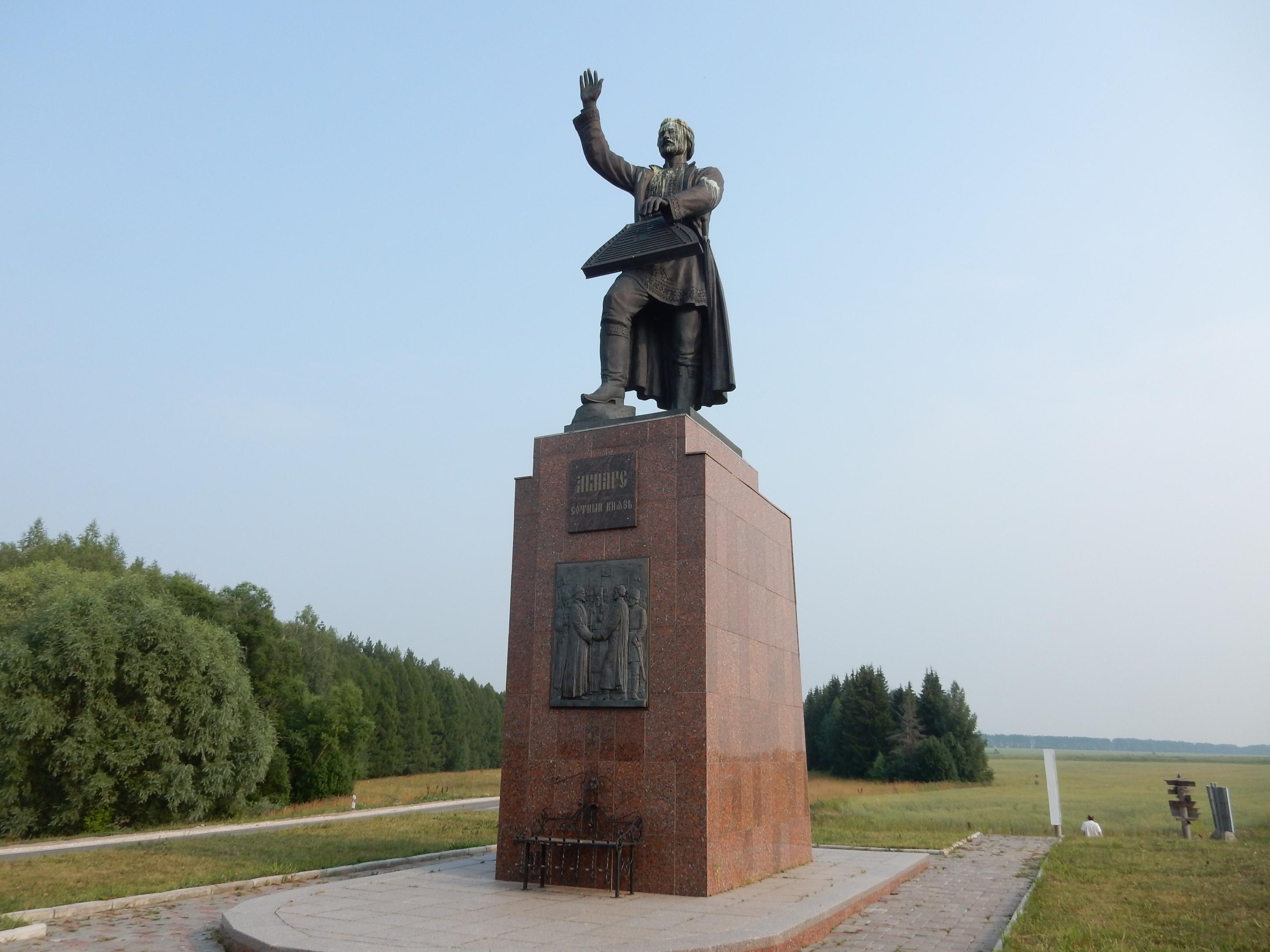 Памятник Акпарсу в Козьмодемьянске